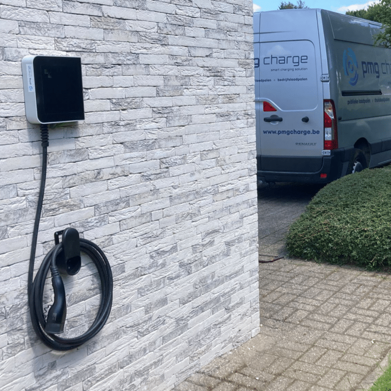 Zwarte laadpaal installatie Powerdale aan buitengevel huis.