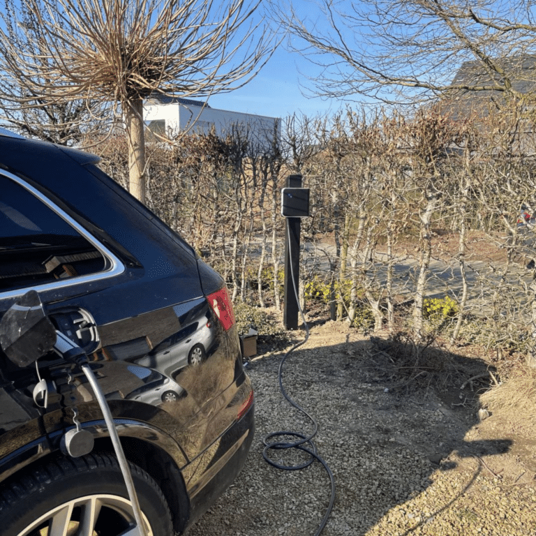 Zwarte laadpaal installatie Powerdale op paal naast parkeerplek thuis