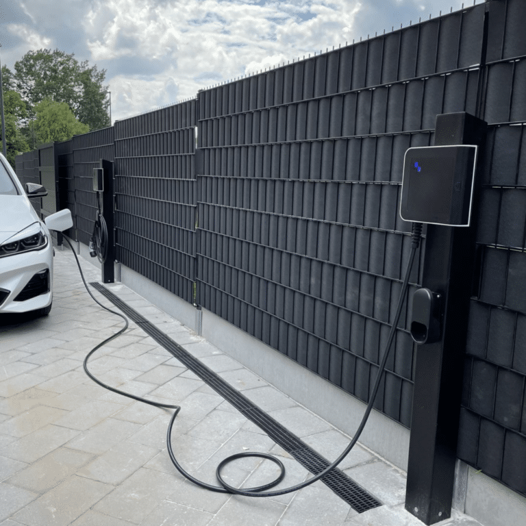 Zwarte laadpalen installatie Powerdale op palen op parking.