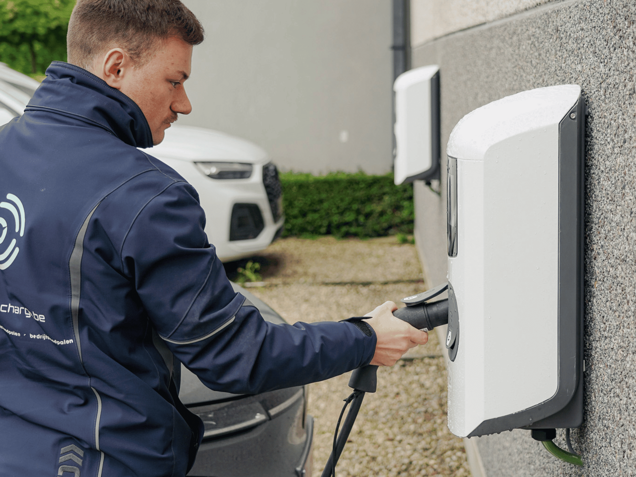 Auto opladen laadpaal installatie Alfen