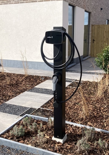 Zwarte laadpaal Wallbox Commander 2s installatie paalmontage voortuin