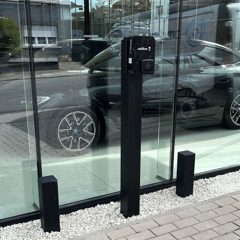 Zwarte laadpaal Wallbox Copper SB paalmontage op paal showroom Exclusive Car Design in Aalst met BMW