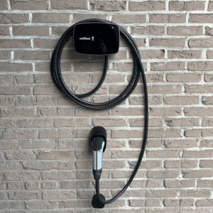 Zwarte laadpaal thuis Wallbox Commander 2s vaste kabel wandmontage