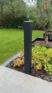 Zwarte slimme laadpaal thuis Smappee EV One socket belgisch black paalmontage
