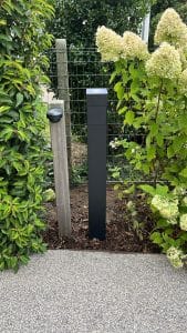 Zwarte slimme laadpaal thuis Smappee EV One socket belgisch black paalmontage