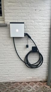 Witte slimme laadpaal voor thuis met vaste laadkabel wandmontage smappee ev wall 3-fase wit belgisch