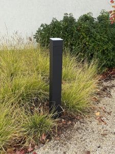 Zwarte slimme laadpaal thuis Smappee EV One socket belgisch black paalmontage