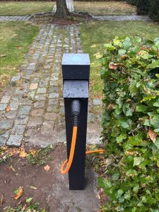 Zwarte slimme laadpaal thuis Smappee EV One socket belgisch black paalmontage