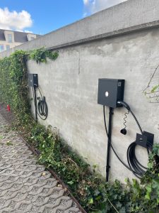 Zwarte laadpaal Smappe EV Wall CableBlack Wandmontage thuis gevel