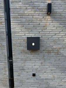 Zwarte laadpaal Smappe EV Wall Socket Black Wandmontage thuis gevel