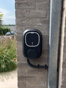 Zwarte laadpaal thuis Wallbox Pulsar Pro socket wandmontage