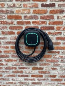 Zwarte laadpaal thuis Wallbox Pulsar Pro vaste laadkabel wandmontage