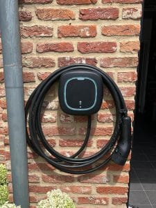 Zwarte laadpaal thuis Wallbox Pulsar Pro vaste laadkabel wandmontage