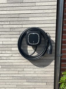 Zwarte laadpaal thuis Wallbox Pulsar Pro vaste laadkabel wandmontage