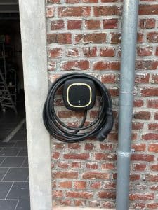 Zwarte laadpaal thuis Wallbox Pulsar Pro vaste laadkabel wandmontage
