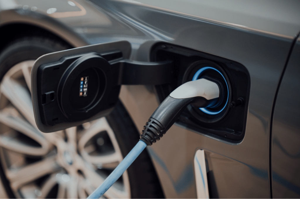 Laadkabel met type 2-stekker aangesloten op de laadpoort van een elektrische wagen