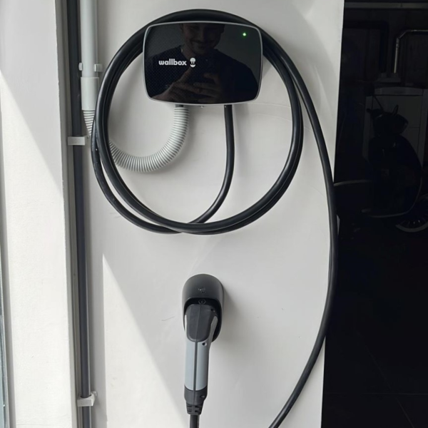 Zwarte laadpaal installatie Wallbox aan muur binnen garage
