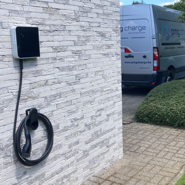 Zwarte laadpaal installatie Powerdale aan buitengevel huis.
