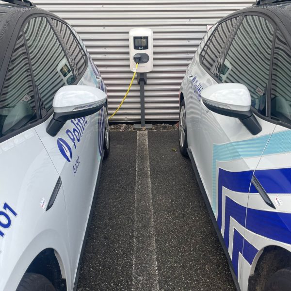 Dubbele Alfen Eve Double Pro-Line laadpalen op paalmontage Politiezone Aalst Volkswagen ID3