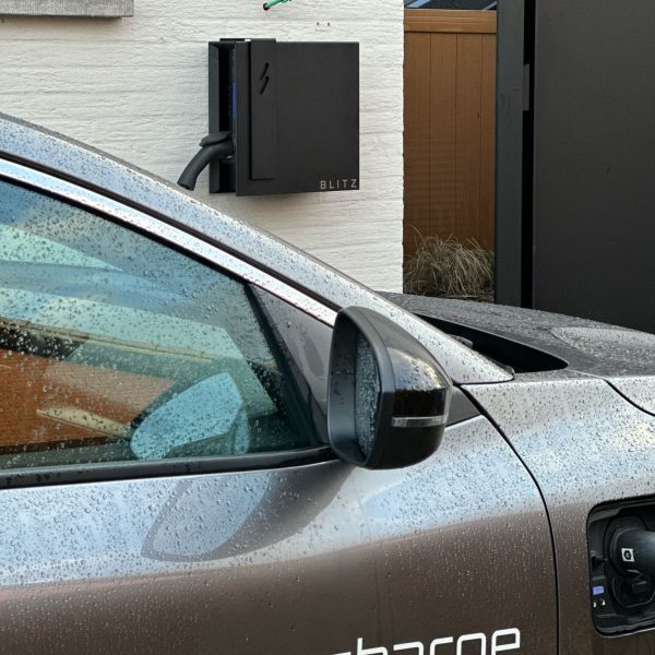 Zwarte Laadpaal Blitz Wall Lux Laadstation aan de witte muur