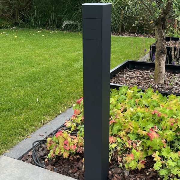 Zwarte slimme laadpaal thuis Smappee EV One socket belgisch black paalmontage