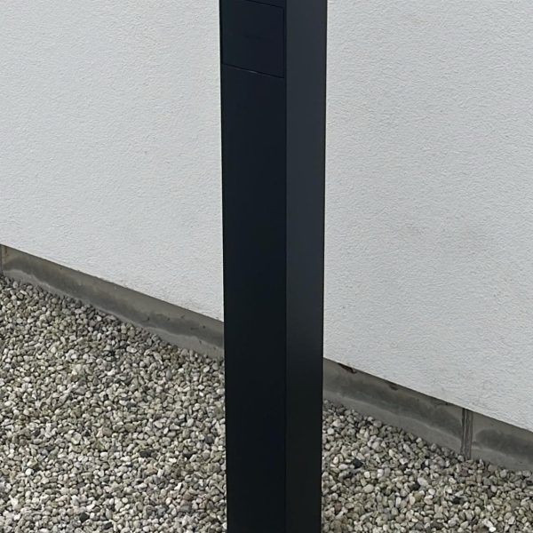 Zwarte slimme laadpaal thuis Smappee EV One socket belgisch black paalmontage