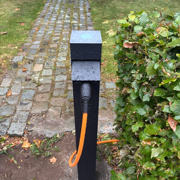 Zwarte slimme laadpaal thuis Smappee EV One socket belgisch black paalmontage