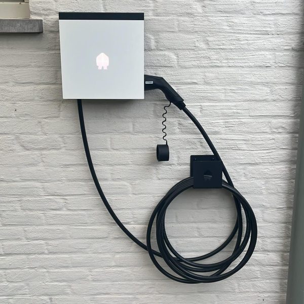 Witte slimme laadpaal voor thuis met vaste laadkabel wandmontage smappee ev wall 3-fase wit belgisch