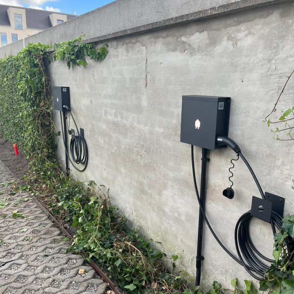 Zwarte laadpaal Smappe EV Wall CableBlack Wandmontage thuis gevel