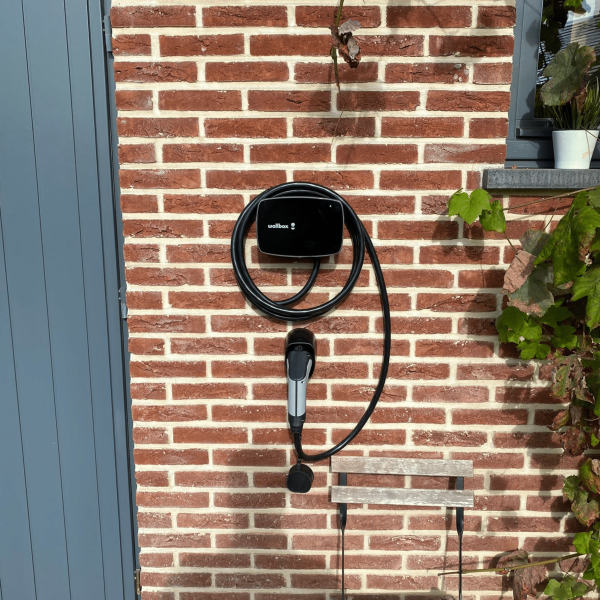 Zwarte laadpaal thuis Wallbox Copper SB gevel vaste kabel