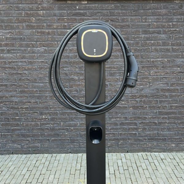 zwarte slimme laadpaal wallbox pulsar pro vaste laadkabel 7 meter paalmontage ladeeda smart charging
