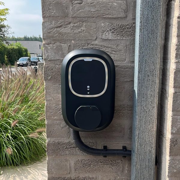 Zwarte laadpaal thuis Wallbox Pulsar Pro socket wandmontage