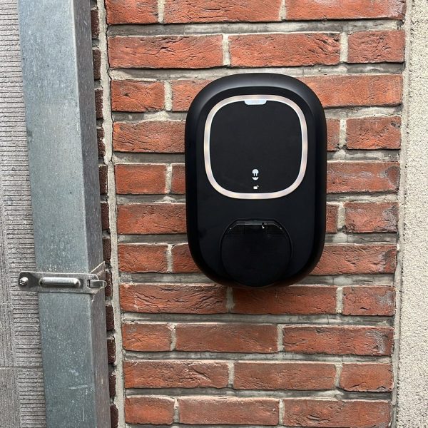 Zwarte laadpaal thuis Wallbox Pulsar Pro socket wandmontage