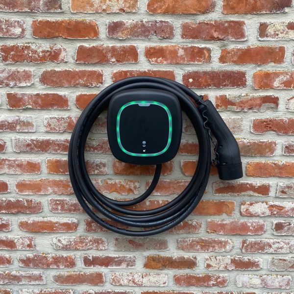 Zwarte laadpaal thuis Wallbox Pulsar Pro vaste laadkabel wandmontage