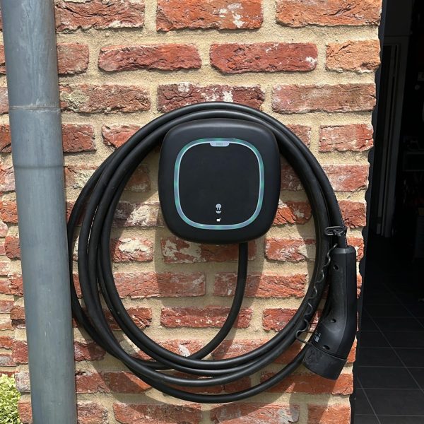 Zwarte laadpaal thuis Wallbox Pulsar Pro vaste laadkabel wandmontage