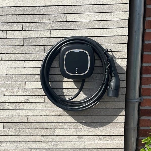 Zwarte laadpaal thuis Wallbox Pulsar Pro vaste laadkabel wandmontage