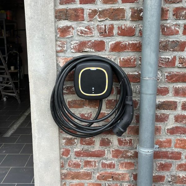 Zwarte laadpaal thuis Wallbox Pulsar Pro vaste laadkabel wandmontage