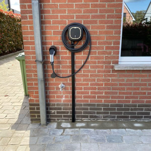 Zwarte laadpaal installatie Wallbox Pulsar Pro - Wandmontage